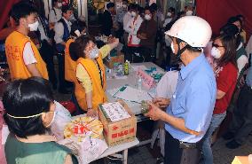 People visit SARS-hit Taipei hospital to supply goods